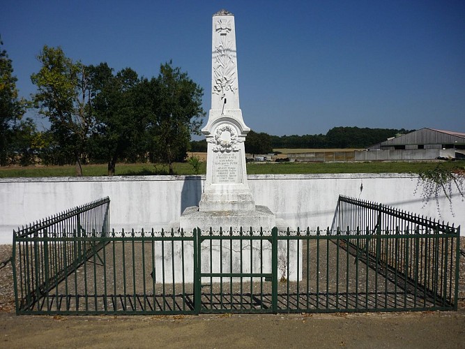 Le monument aux morts à Saint-Martin-d'Augé