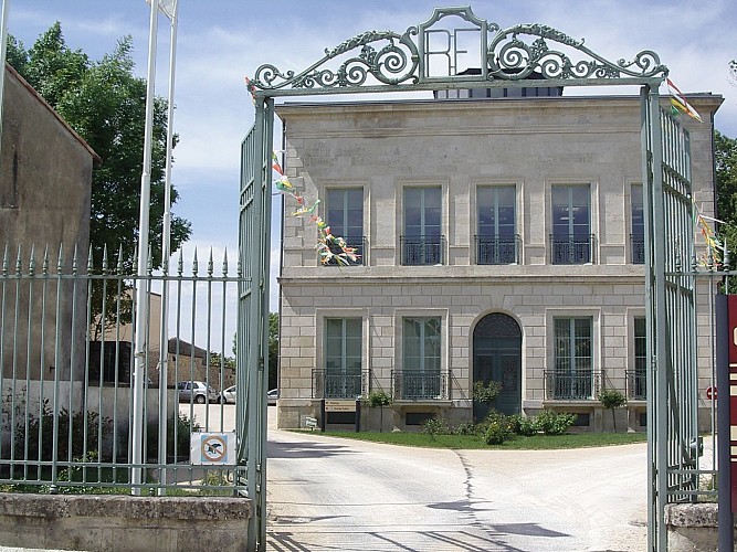 Balade-patrimoine---detail-6-Isabelle-Joachim-mairie-Coulonges-sur-l-Autize