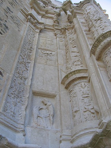 PilierChapelleRompueProtestante-FENIOUX-Jean-PierreBASTY