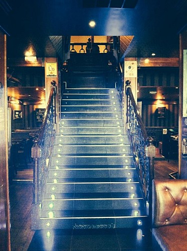 L'escalier menant à la salle de l'étage