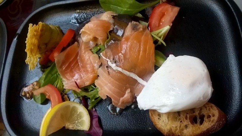 Salade de saumon et oeuf poché