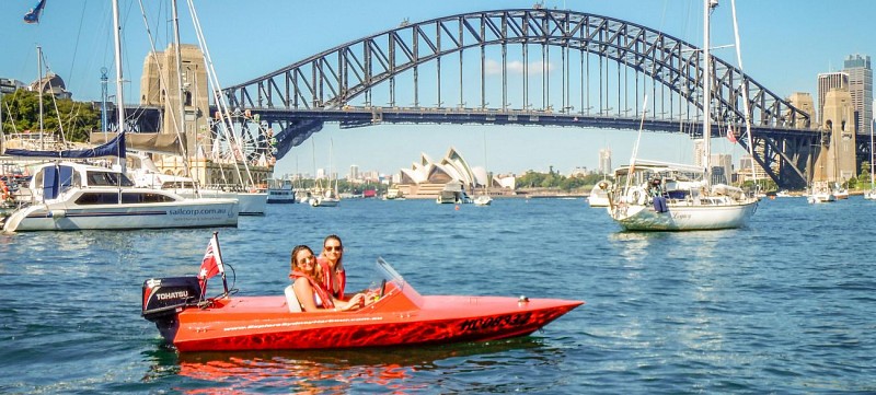 Guided speedboat drive guide on Sydney's bay