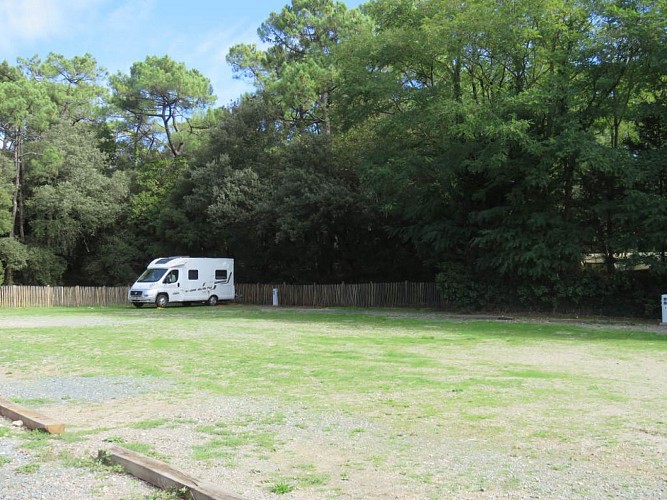 AIRE CAMPING-CAR PARK - LE BOUIL