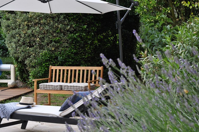 Le grand jardin avec transats et parasols