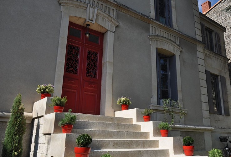 La porte d'entrée des studios meublés