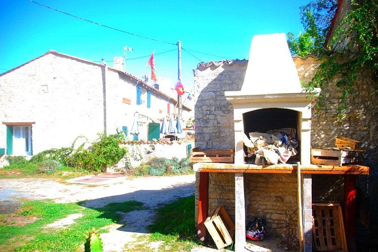 Le barbecue à disposition des 3 gîtes