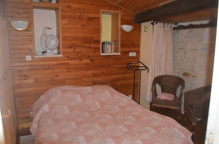 La 1ère chambre avec lit double