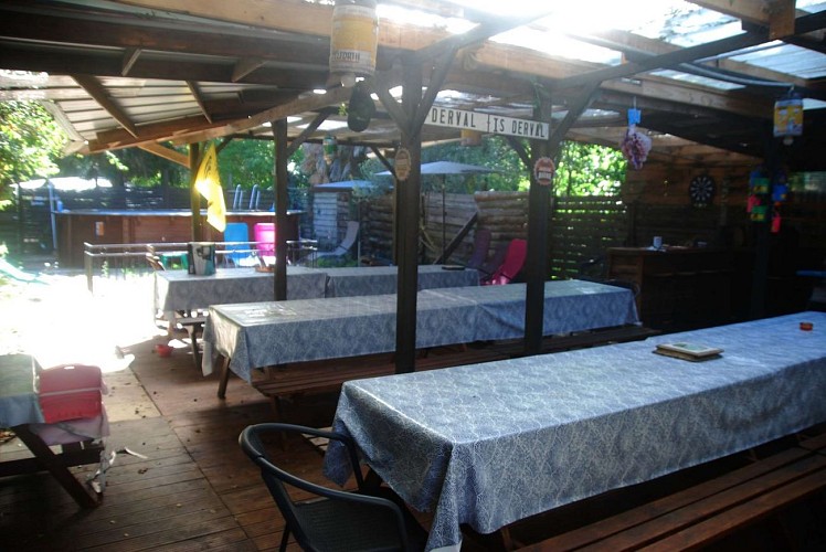 Espace commun abrité avec tables de pique-nique