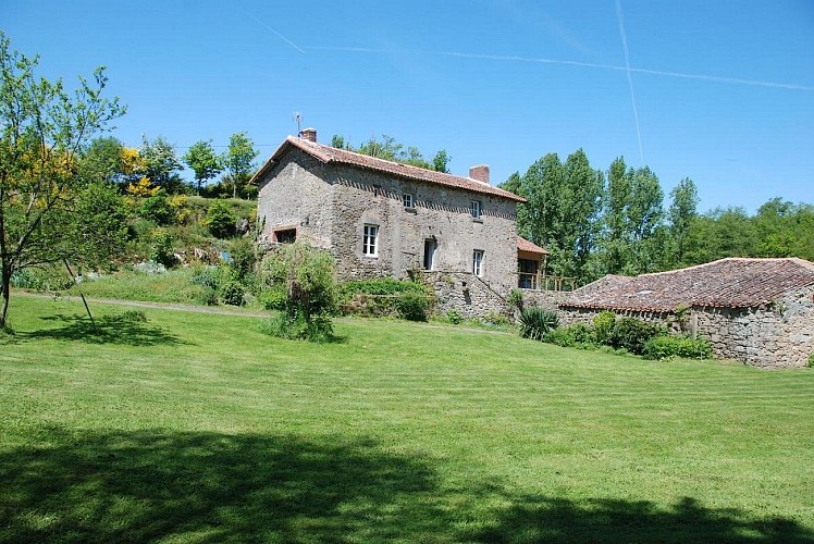 st-pierre-des-echaubrognes-gite-le-moulin-moreau-facade2