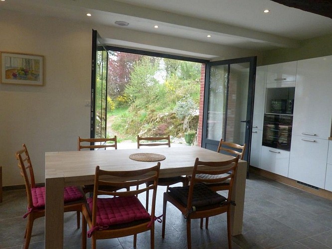 st-pierre-des-echaubrognes-gite-le-moulin-moreau-salle-a-manger