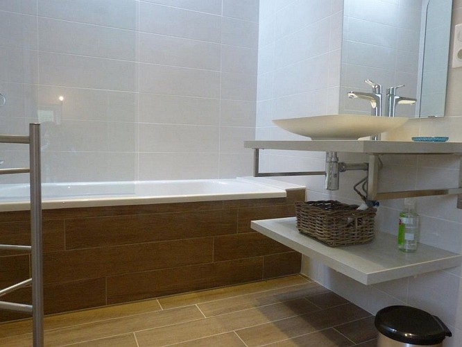 st-pierre-des-echaubrognes-gite-le-moulin-moreau-salle-de-bain1