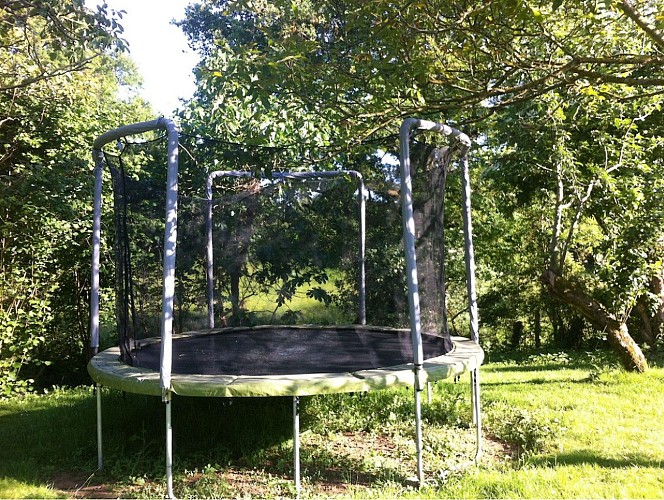 moutiers-sous-argenton-gite-domaine-angelou-trampoline