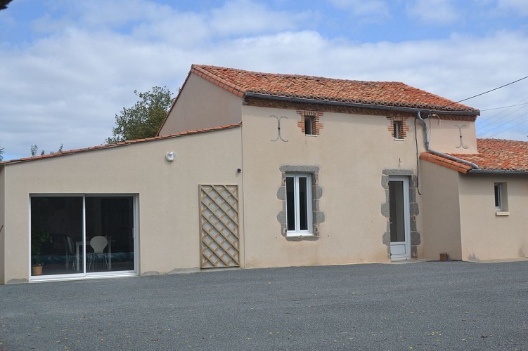 nueil-les-aubiers-gite-au-haras-14pax-facade.JPG_1