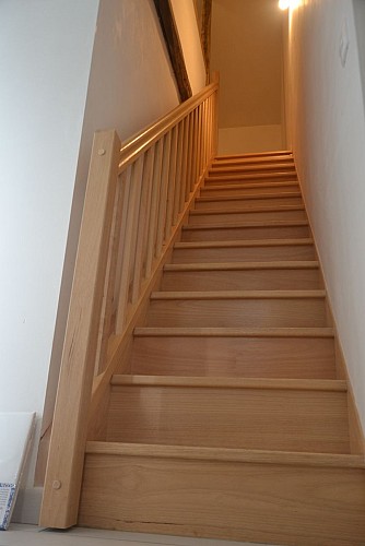 nueil-les-aubiers-gite-au-haras-14pax-escalier.JPG_10