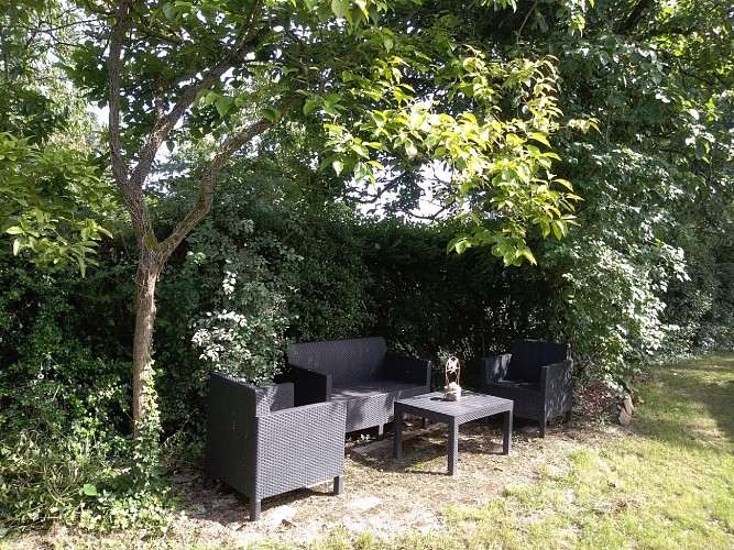 cerizay-gite-jardin-de-marie-salon-jardin.jpg_7