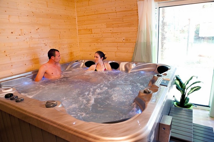 Camping le Garenne_chalet SPA©DELEBARRE