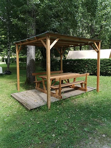 Pergola tables et bancs bois