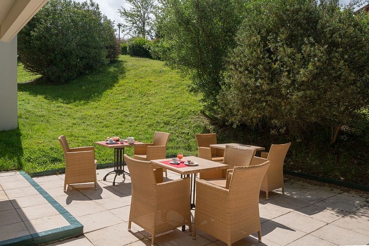 Terrasse-petit-dejeuner-Biarritz-Ocean