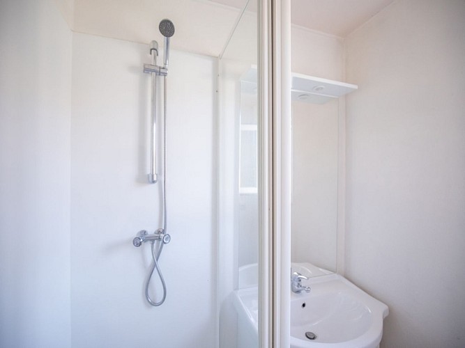 residence-les-villas-du-lac-soustons-villa-M4P8-salle-de-bain_1