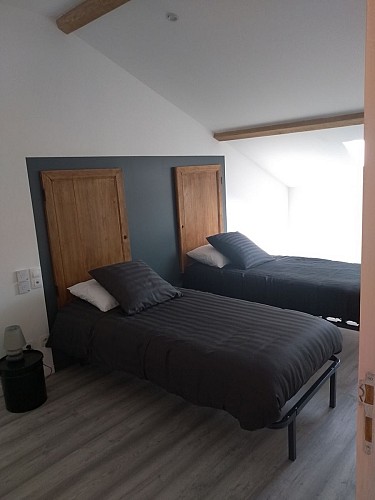 3-Suite-composee-de-2-chambres-avec-salle-d-eau-privative-et-WC-independant