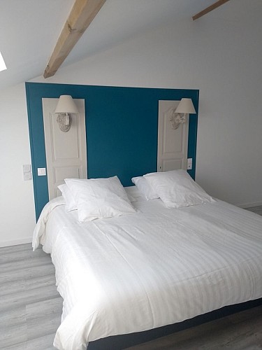 Suite-composee-de-2-chambres-avec-salle-d-eau-privative-et-WC-independant