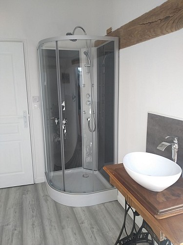 Suite-a-l-etage-composee-de-2-chambres-salle-d-eau-et-wc-prive-independant