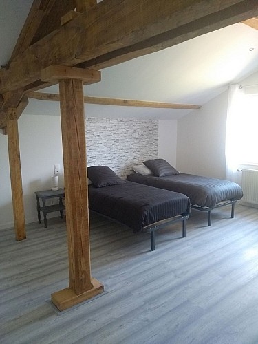 Suite-a-l-etage-composee-de-2-chambres-salle-d-eau-et-wc-prive-independant