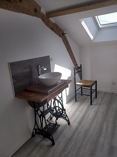 3-Suite-a-l-etage-composee-de-2-chambres-salle-d-eau-et-wc-prive-independant