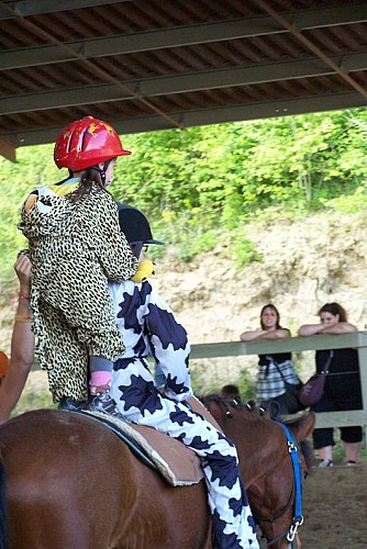 st-damien-fille-costume-cheval