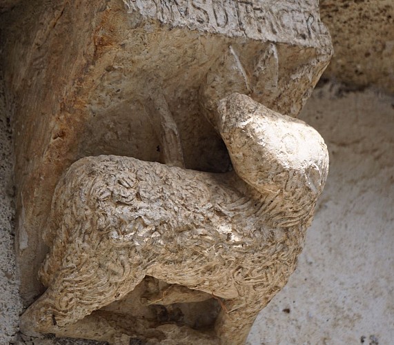 Le modillon de la chapelle romane Saint-Saturnin à Accous