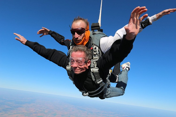 Démenciel Parachutisme à l'aérodrome de Niort-Marais Poitevin