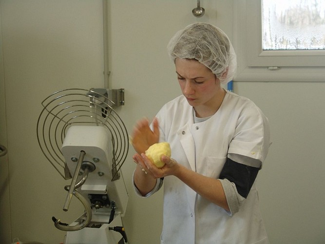 Ferme Irrika  fabrication beurre 64120 (3)