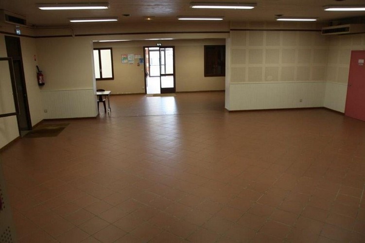 Salle-polyvalente-Pompiey---salle-princiapel-vue-de-l-estrade