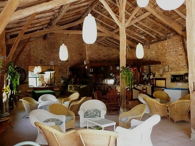 L-Grange-bar-holidays-Dordogne-Gavaudun-001