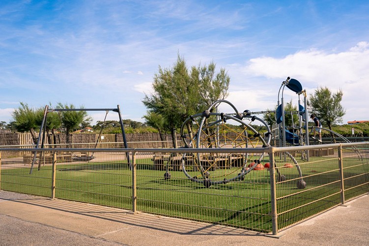 Skatepark-et-aire-de-jeux-4---Dario-T