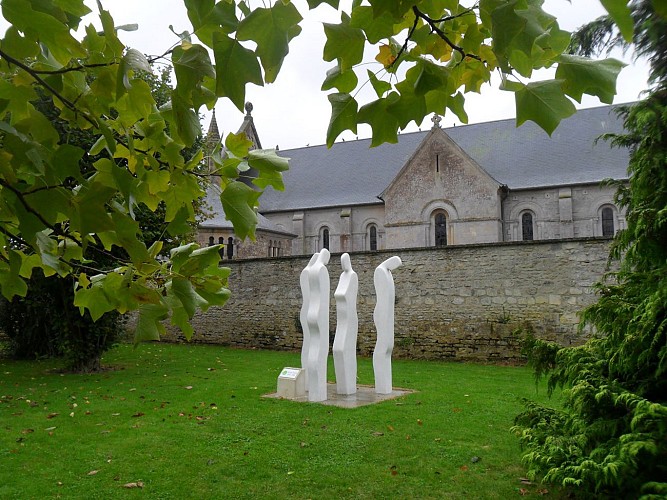Sculpture de Serge Saint, Square de la Mairie