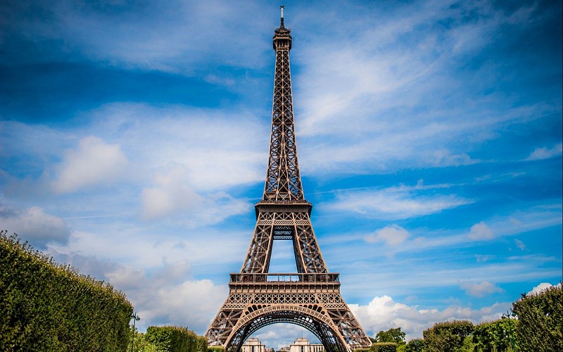 Eiffel Tower Morning Guided Tour with Breakfast