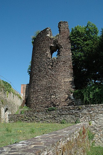 Le Château des Évêques et la Tour Saint Pierre